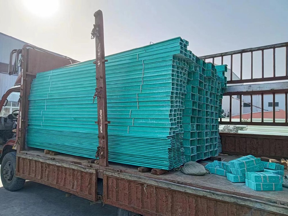 聚氨酯與不飽和樹(shù)脂玻璃鋼橋架的區(qū)別與特點(diǎn)