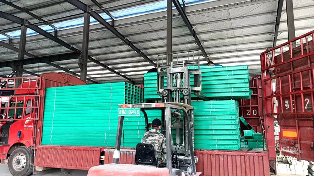 玻璃鋼橋架比熱鍍鋅橋架哪個(gè)好?